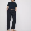 Die «The Edit» Slim-Fit-Hose mit Pfirsichstruktur