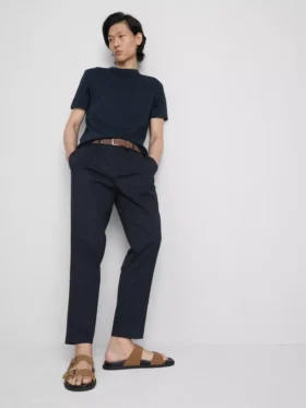 Die «The Edit» Slim-Fit-Hose mit Pfirsichstruktur