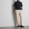 Die «The Edit» Slim-Fit-Hose mit Pfirsichstruktur
