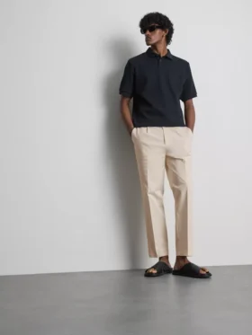 Die «The Edit» Slim-Fit-Hose mit Pfirsichstruktur