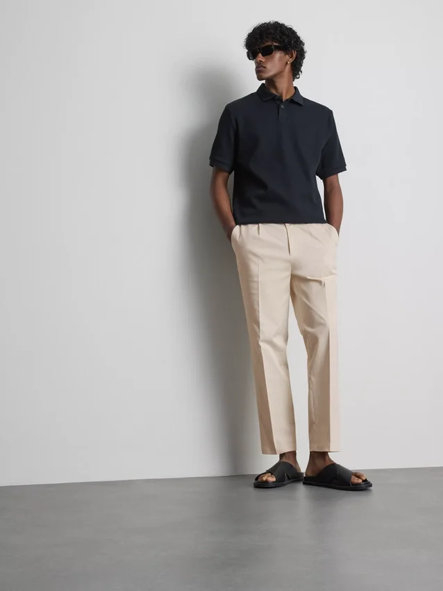 Die «The Edit» Slim-Fit-Hose mit Pfirsichstruktur