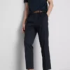 Die «The Edit» Slim-Fit-Hose mit Pfirsichstruktur