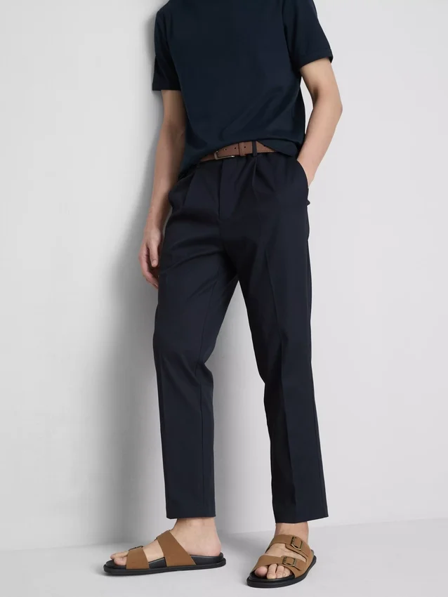 Die «The Edit» Slim-Fit-Hose mit Pfirsichstruktur