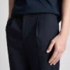 Die «The Edit» Slim-Fit-Hose mit Pfirsichstruktur