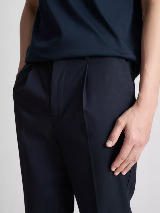 Die «The Edit» Slim-Fit-Hose mit Pfirsichstruktur