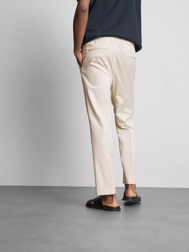 Die «The Edit» Slim-Fit-Hose mit Pfirsichstruktur