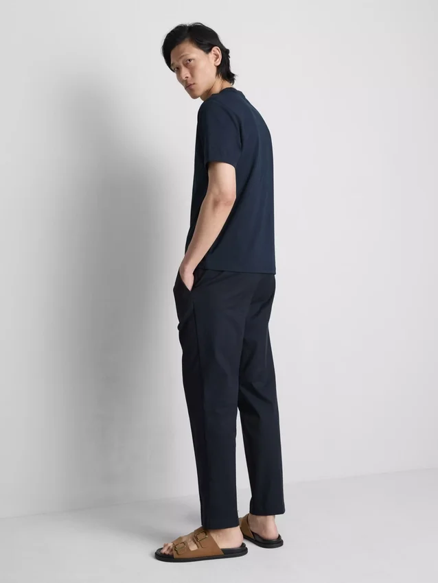 Die «The Edit» Slim-Fit-Hose mit Pfirsichstruktur