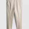 Die «The Edit» Slim-Fit-Hose mit Pfirsichstruktur
