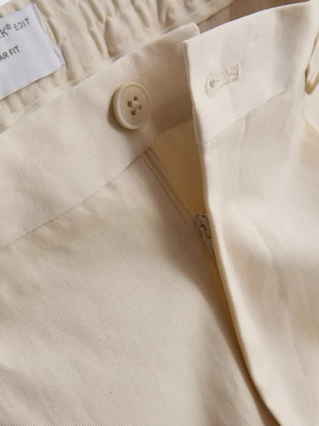 Die «The Edit» Slim-Fit-Hose mit Pfirsichstruktur