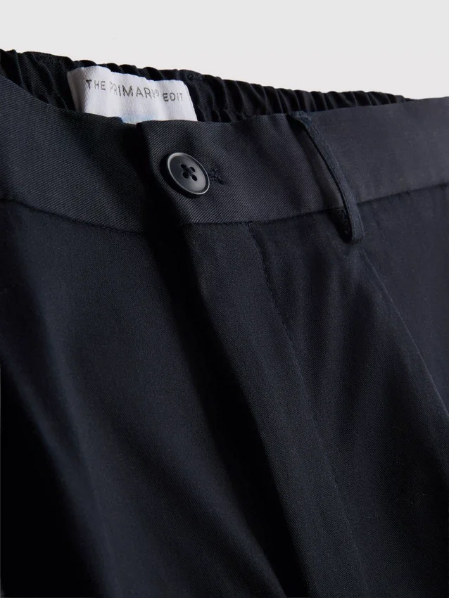 Die «The Edit» Slim-Fit-Hose mit Pfirsichstruktur