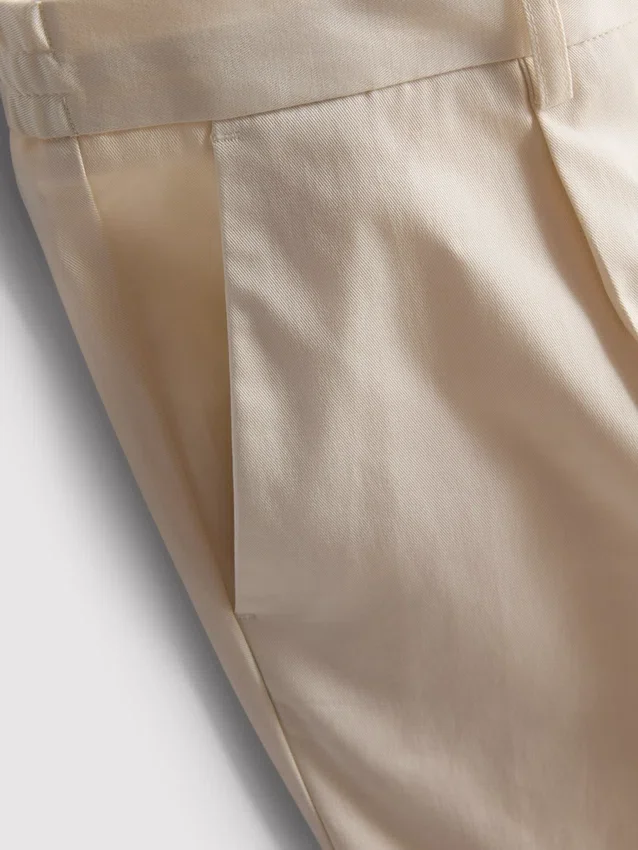 Die «The Edit» Slim-Fit-Hose mit Pfirsichstruktur