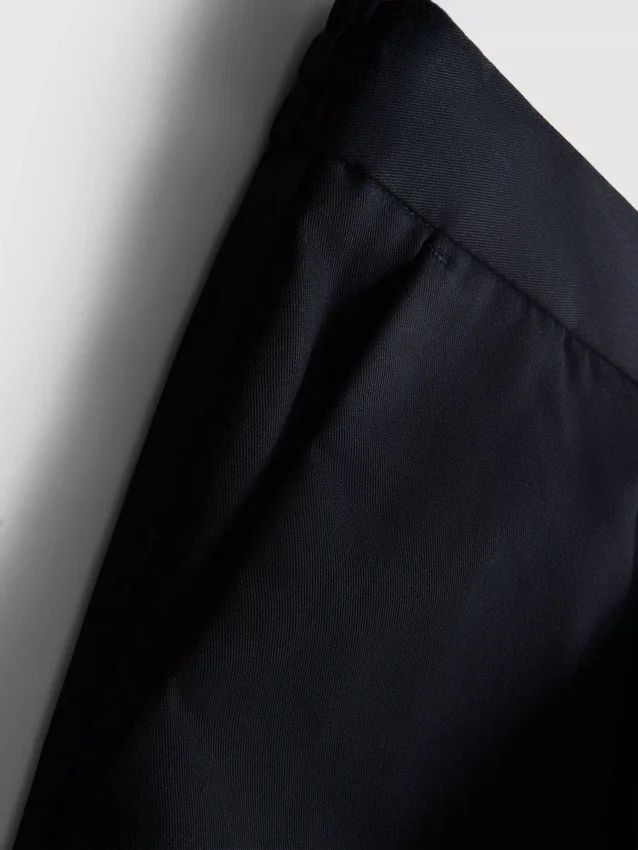 Die «The Edit» Slim-Fit-Hose mit Pfirsichstruktur