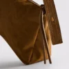 Die «The Edit»-Umhängetasche aus Wildleder mit Umschlag