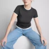 Doppellagiges T-Shirt mit Rundhalsausschnitt