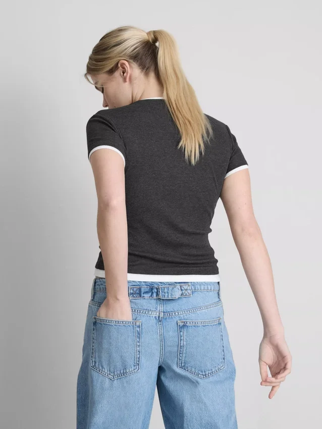Doppellagiges T-Shirt mit Rundhalsausschnitt