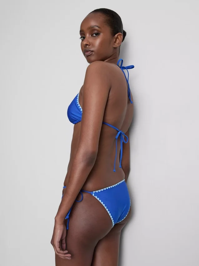 Dreieck-Bikini-Oberteil mit Ziernähten