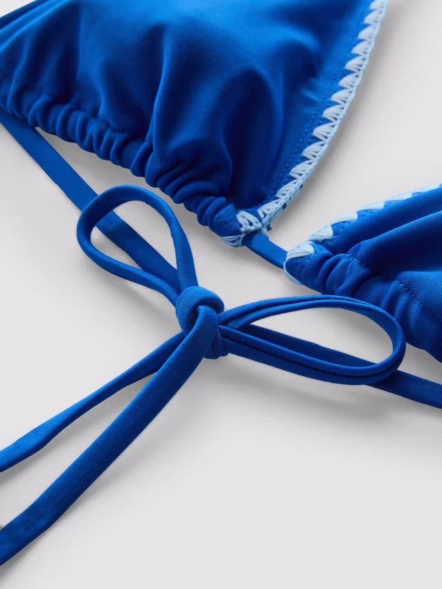 Dreieck-Bikini-Oberteil mit Ziernähten
