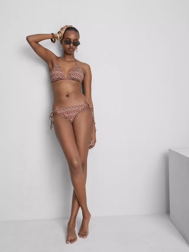 Dreieck-Bikini-Set mit seitlichen Bändern