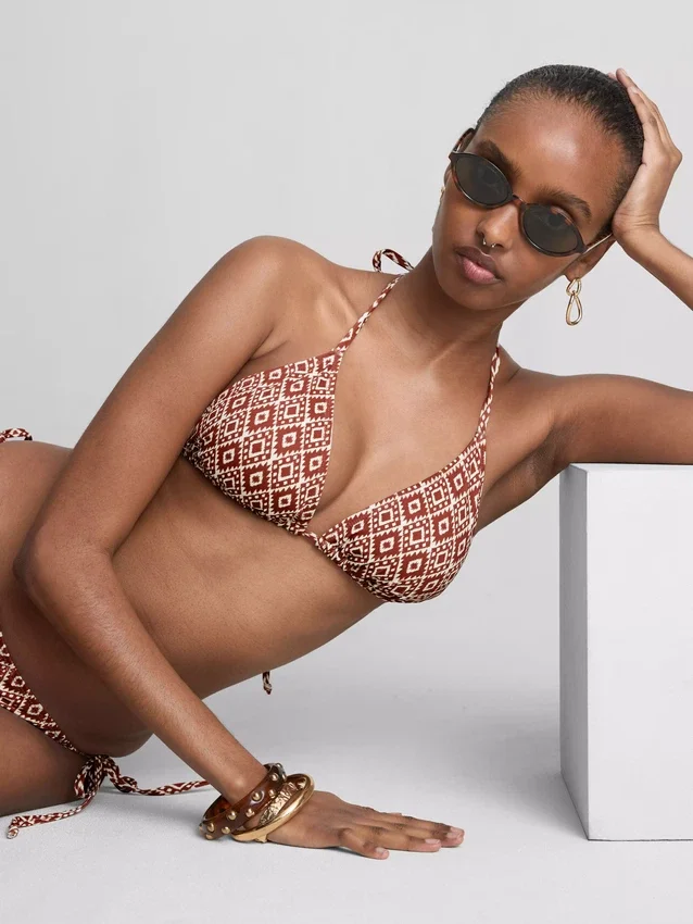 Dreieck-Bikini-Set mit seitlichen Bändern