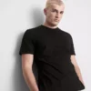 Ein T-Shirt in regulärer Passform mit kurzen Ärmeln und Rundhalsausschnitt