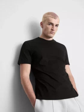 Ein T-Shirt in regulärer Passform mit kurzen Ärmeln und Rundhalsausschnitt