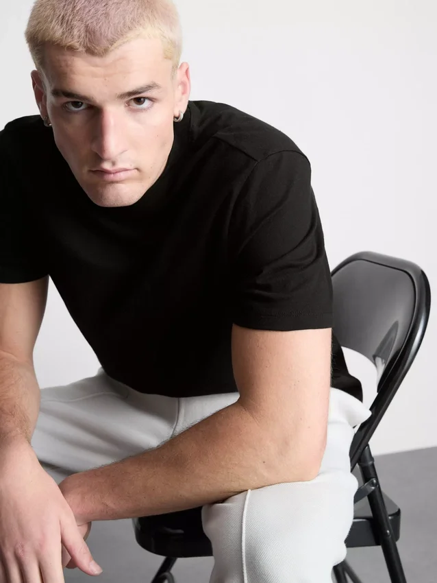 Ein T-Shirt in regulärer Passform mit kurzen Ärmeln und Rundhalsausschnitt