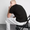 Ein T-Shirt in regulärer Passform mit kurzen Ärmeln und Rundhalsausschnitt