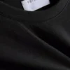 Ein T-Shirt in regulärer Passform mit kurzen Ärmeln und Rundhalsausschnitt