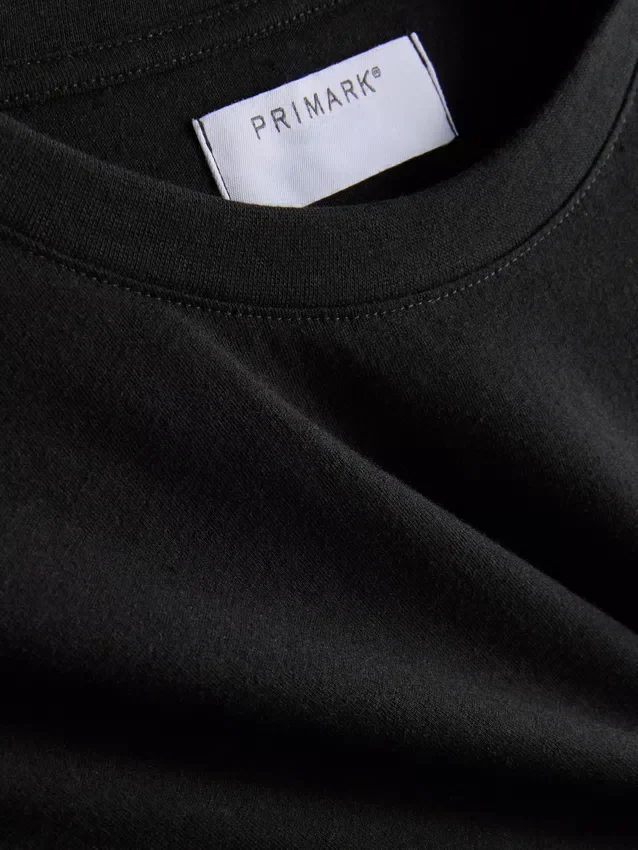 Ein T-Shirt in regulärer Passform mit kurzen Ärmeln und Rundhalsausschnitt