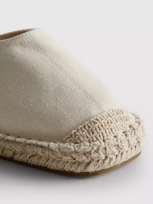 Espadrille-Sandalen mit Fersenriemen