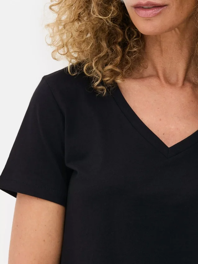 Essential T-Shirt mit V-Ausschnitt