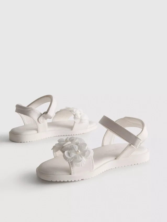 Festliche Sandalen mit Tüllblumen