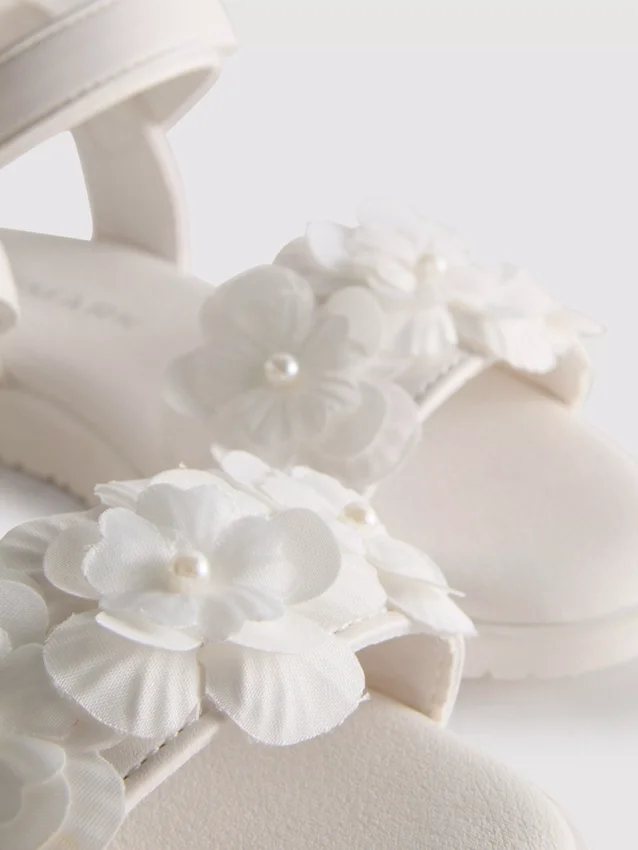 Festliche Sandalen mit Tüllblumen