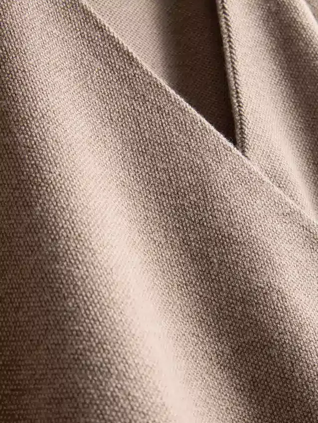 Figurbetontes Top mit V-Ausschnitt und Metallverzierungen