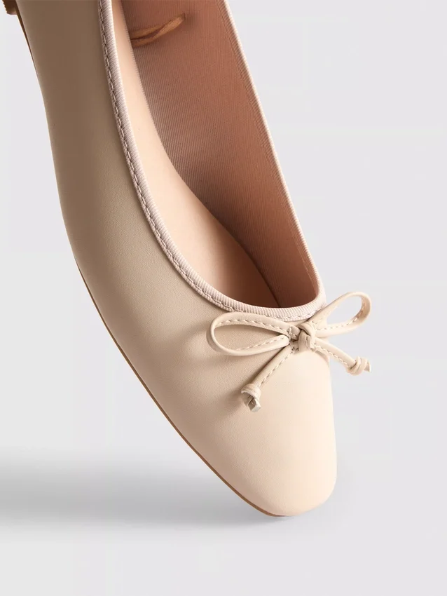 Flache Schuhe aus Kunstleder