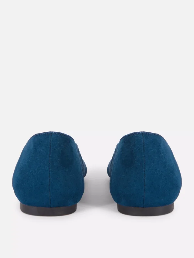 Flache Schuhe aus Kunstwildleder