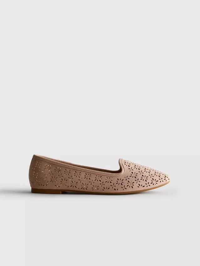 Flache Schuhe mit Ausschnitten