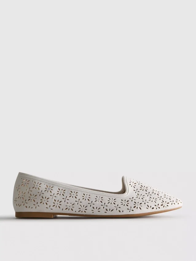 Flache Schuhe mit Ausschnitten
