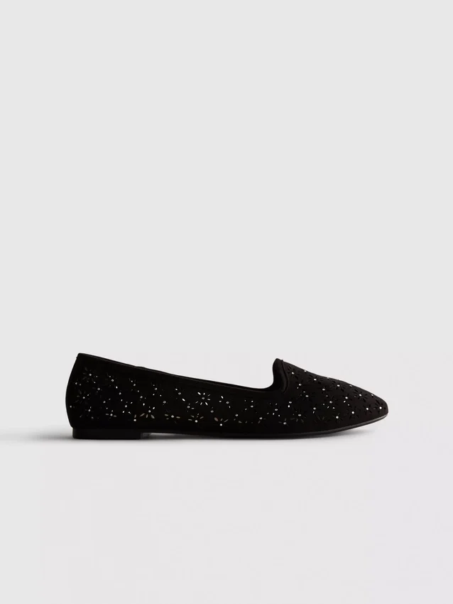 Flache Schuhe mit Ausschnitten
