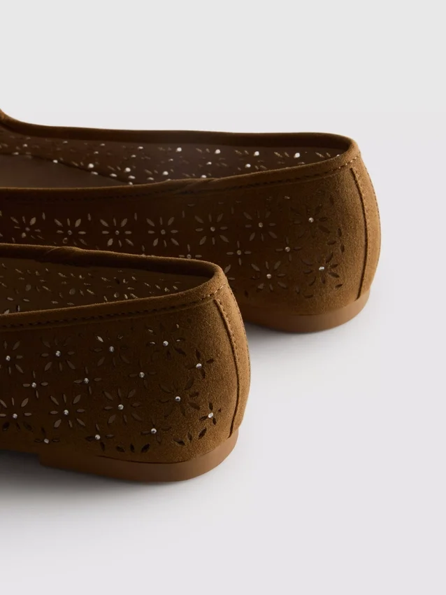 Flache Schuhe mit Ausschnitten