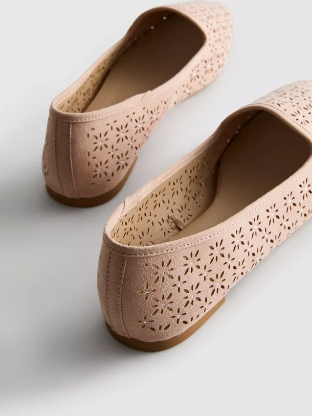 Flache Schuhe mit Ausschnitten