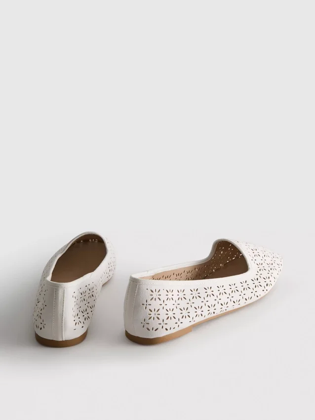 Flache Schuhe mit Ausschnitten