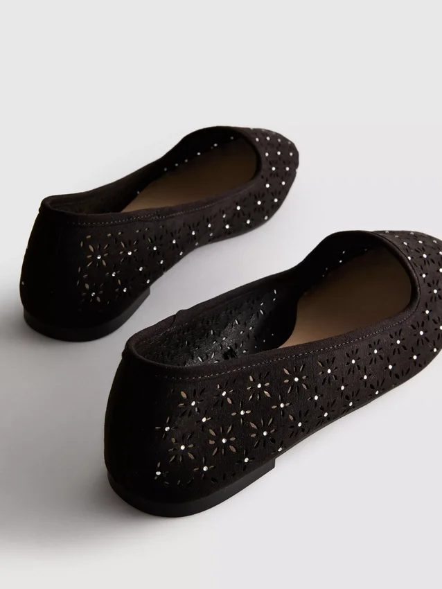 Flache Schuhe mit Ausschnitten