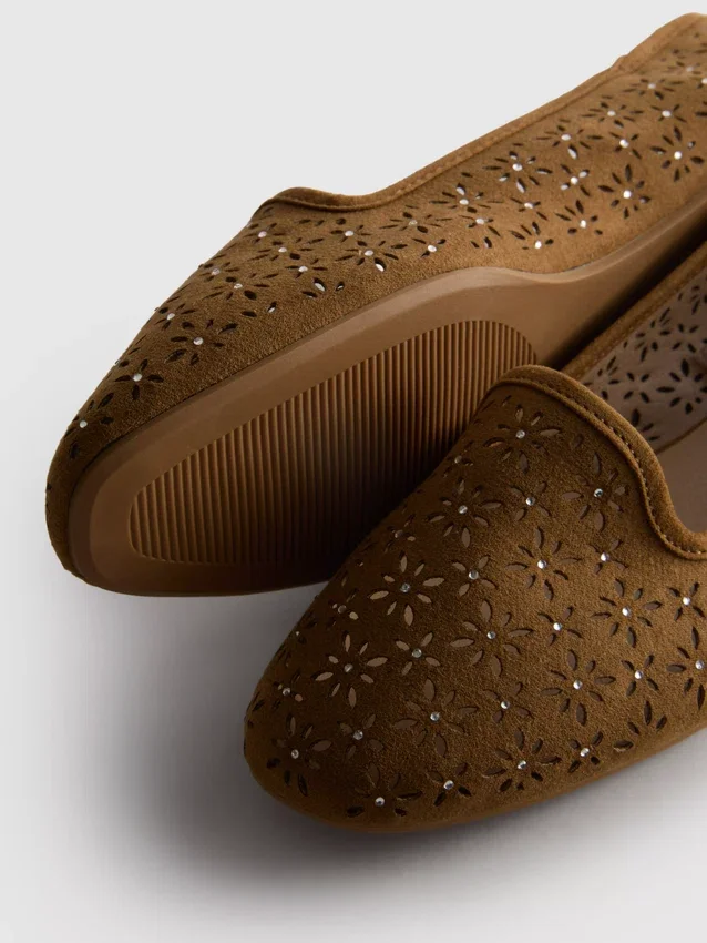 Flache Schuhe mit Ausschnitten