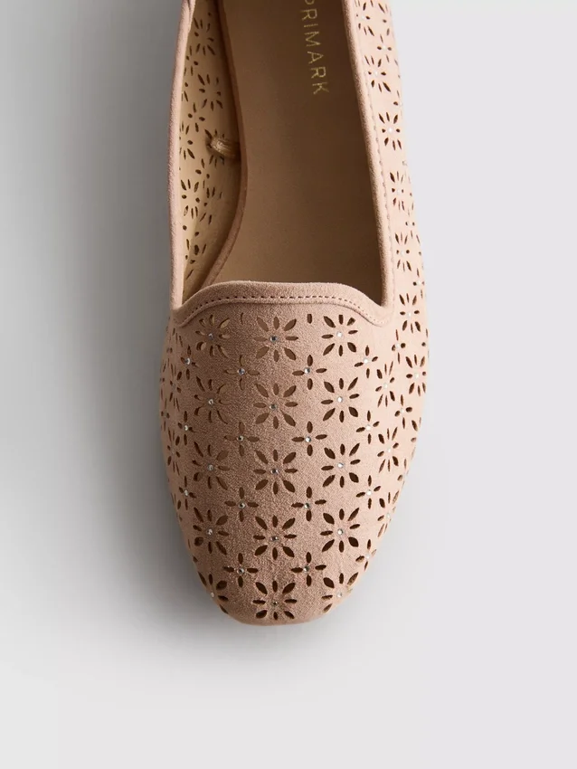 Flache Schuhe mit Ausschnitten