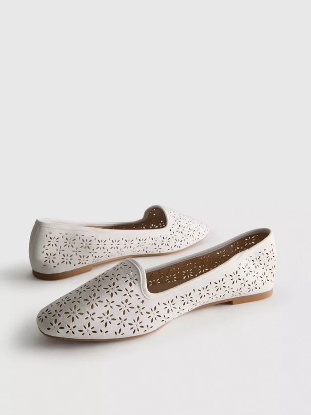 Flache Schuhe mit Ausschnitten