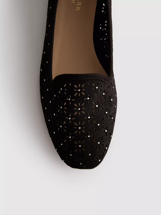 Flache Schuhe mit Ausschnitten