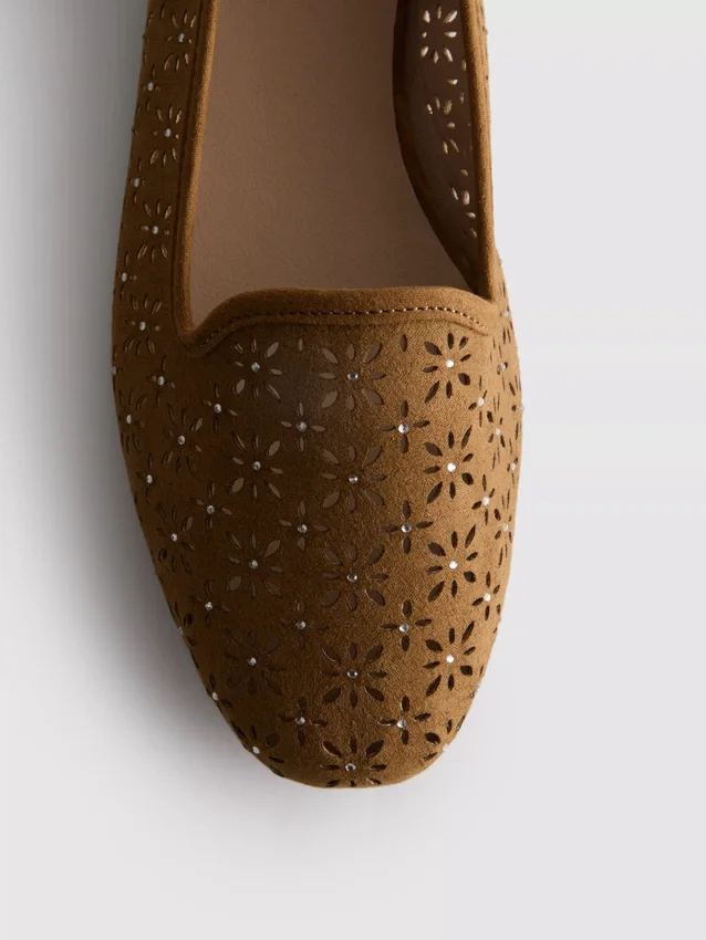 Flache Schuhe mit Ausschnitten