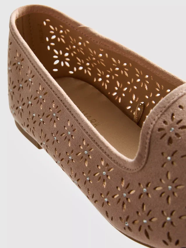 Flache Schuhe mit Ausschnitten