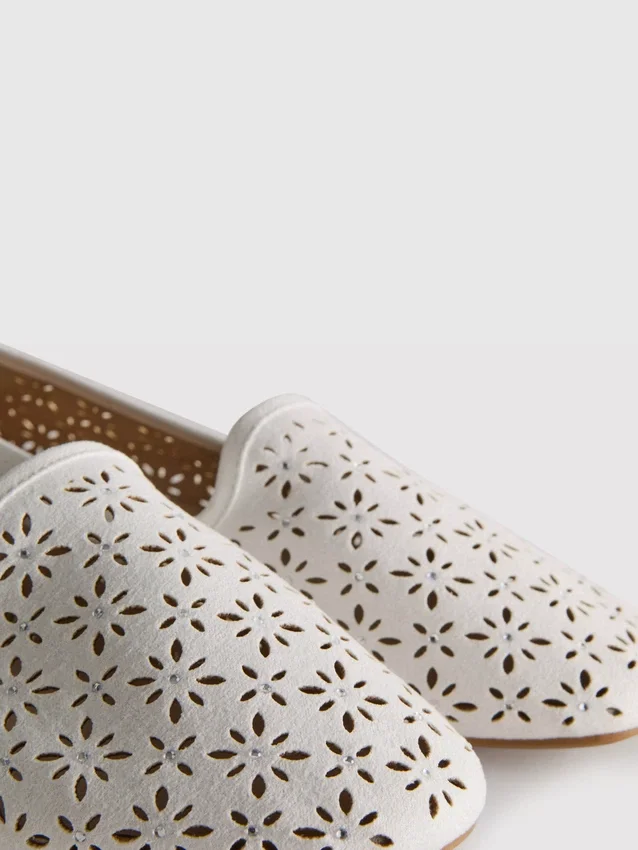 Flache Schuhe mit Ausschnitten
